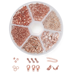 Detalle macro del kit de joyería DIY oro rosa con cierres y anillas en una caja de 6 rejillas