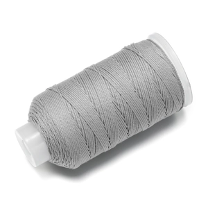 Detailansicht der grauen 1,2 mm Baumwollschnur auf Spule für DIY-Schmuck und Bastelarbeiten