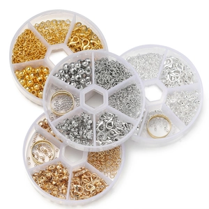 Detalle de kit de accesorios para joyería DIY con cierres de langosta y anillas en cajas de plástico