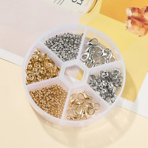 Detalle del kit de accesorios para joyería con cierres de langosta en caja de 6 rejillas