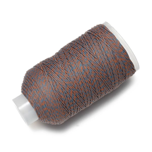 Detail von 1,2mm orange-blauer Baumwollschnur auf Spule für DIY-Schmuckherstellung