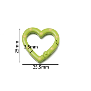 Nahaufnahme herzförmiger Karabiner in Hellgrün mit gelben Punkten, 25mm Größendetails