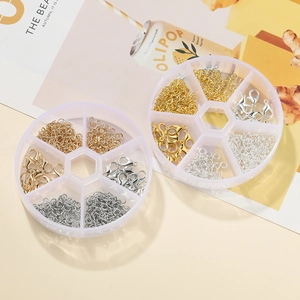 Kit para hacer joyas con cierres de langosta y anillas en dos cajas organizadoras claras