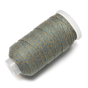 Detail von 1,2 mm zweifarbigem blau-gelbem geflochtenem Baumwollfaden auf Spule