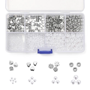 Makro-Detail des DIY-Schmucksets mit weißen Perlen und silbernen CCB-Perlen in Box