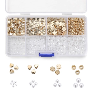 Schmuckset mit weißen Perlen und goldenen Abstandsperlen in einer praktischen 8-Fach Box