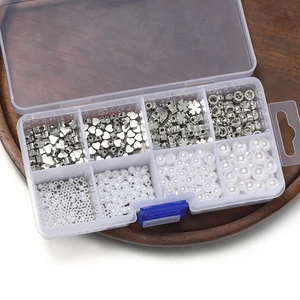 Bastelset für Schmuck mit ABS-Perlen, CCB-Abstandshaltern und Anhängern in 8-Fächer-Box
