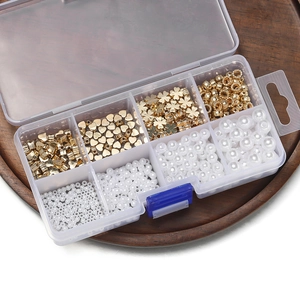 Makroansicht der 8-Gitter-Box mit goldenen Anhängern und weißen Imitationsperlen