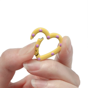 Farbenfroher handbemalter Herz-Federverschluss mit lila Punkten für DIY-Schmuck