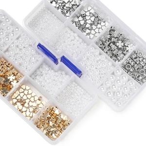 Makro-Detail des DIY-Schmucksets mit weißen Perlen und gold-silbernen Herzperlen