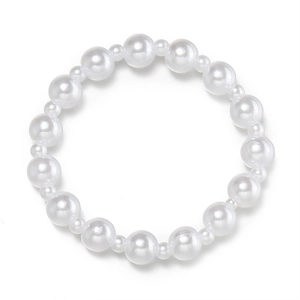 Detail eines ABS-Perlenarmbands mit abwechselnd weißen runden Perlen für DIY-Schmuck
