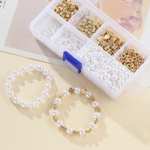Bastelset für Schmuck mit ABS Perlen, goldenen Herzperlen und Zubehör in der Aufbewahrungsbox