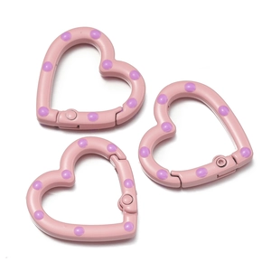 Nahaufnahme pinker Herzkarabiner mit lila Punkten für DIY Schmuckzubehör Sets