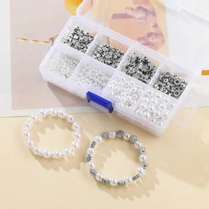 DIY Perlenset mit ABS-Perlen und silbernen CCB-Zwischenperlen in einer Kunststoffbox