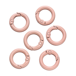 Detailansicht von sechs rosa matten Federringen für DIY-Schmuck und Taschenbeschläge
