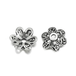 Detaillierte Makroansicht von 925 Sterling Silber Hohlblumen Perlenkappen für DIY Schmuck