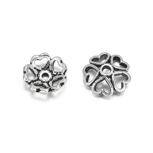 Detaillierte Makroansicht von 925er Silber Herz Blumenperlenkappen für DIY Schmuckherstellung