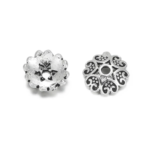 Makroaufnahme von Vintage 925 Sterling Silber Perlenkappen mit filigranem Blumenmuster