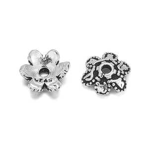 Makro-Detail von hohlen Perlenkappen aus 925er Sterlingsilber mit S925-Punze