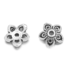 Makro-Detail von 925 Silber Blumen-Perlenkappen mit hohlen Blattmustern für DIY Schmuck