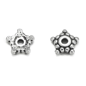 Detaillierte Makroansicht der 925 Sterling Silber Sternperlenkappen für DIY Schmuckherstellung