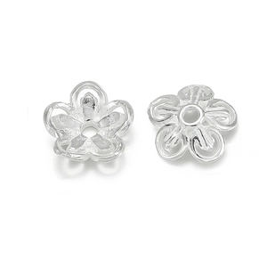 Detailansicht silberner hohler Filigran-Blumen-Perlenkappen für DIY-Schmuck