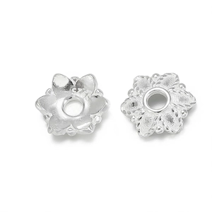 Makroansicht von 925er Sterling Silber Perlenkappen mit S925 Prägung für DIY Schmuckherstellung