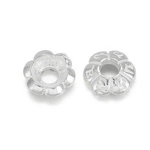 Makro-Detail von 925er Sterling Silber Blumen-Perlenkappen mit hohlen Blattmustern und Gravur