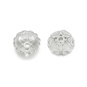 Detailansicht der 925 Sterling Silber Perlenkappen mit Hohlblumenmuster für DIY-Schmuck