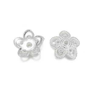 Detaillierte Nahaufnahme von 925er Sterling Silber Perlenkappen für DIY Schmuckherstellung