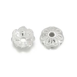 Makroaufnahme von hohlen Blumenperlenkappen aus 925er Sterlingsilber für DIY Schmuck