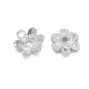 Makro-Detail von 925 Sterling Silber hohlen Blatt Perlenkappen für DIY Schmuck