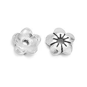 Detailansicht der hohlen Blattmuster auf 925er Sterlingsilber Blumenperlenkappen für DIY