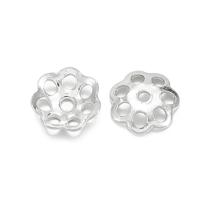Makroaufnahme von 925er Sterlingsilber Hohlblatt-Perlenkappen mit 7-Loch-Blumendesign
