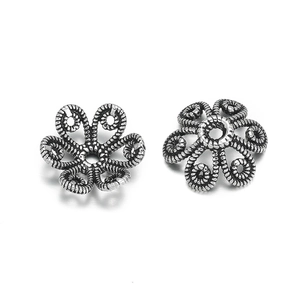 Detail-Makro von 925 Sterling Silber Hohlblatt Perlenkappen für DIY Schmuckherstellung