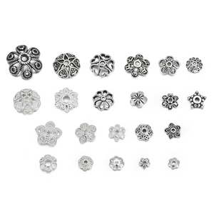 Detailansicht von 23 hohlen 925er Sterlingsilber Perlenkappen mit antiken Blumenmustern