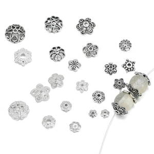 Makro-Detail von verschiedenen Vintage-Silberperlenkappen und Spacern für DIY-Schmuck