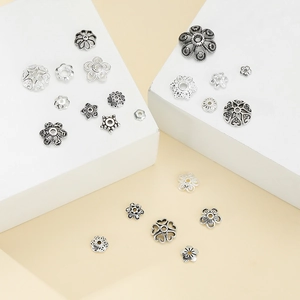 Makro-Detail von verschiedenen Perlenkappen aus 925er Sterlingsilber für DIY-Schmuck