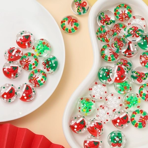 Détail de perles de Noël avec flocons de neige peints à la main pour bijoux DIY