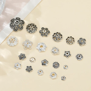 Verschiedene Stile von silbernen Blumen-Perlenkappen und Abstandhaltern für DIY-Schmuck