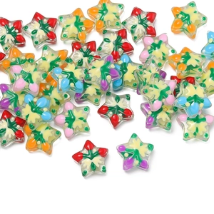 Primer plano de cuentas de vidrio coloridas en forma de estrella para collares y pulseras