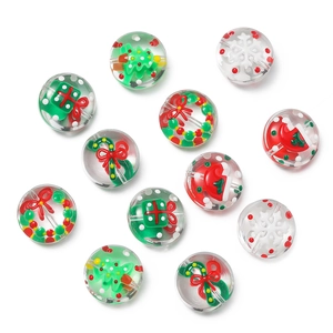 Vue détaillée de 12 perles de Noël festives en résine avec breloques de vacances colorées