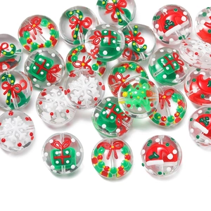Vue macro de perles de Noël assorties avec motifs de flocons et boîtes cadeaux