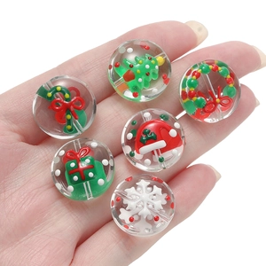 Vue détaillée de perles de Noël 3D avec sapin, cadeau et flocon pour bijoux DIY