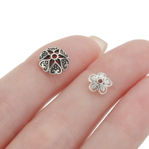 Makroaufnahme von 925 Sterling Silber Perlenkappen mit Blattmuster für DIY Schmuckherstellung