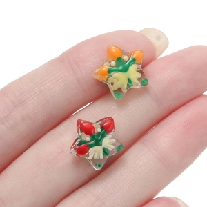 Detalle de cuentas de resina en forma de estrella con motivos floraux para joyería