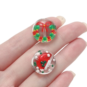 Détail de perles de Noël DIY avec motifs de couronne et bonnet de Père Noël