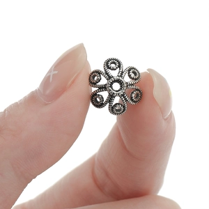 Makroaufnahme von antiken silbernen 925er Sterlingsilber Perlenkappen für DIY-Schmuck