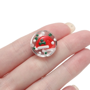 Gros plan de perles de Noël transparentes avec bonnet de Noël pour bijoux DIY