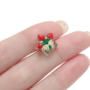 Vista macro de una cuenta de vidrio en forma de estrella con motivos florales para DIY